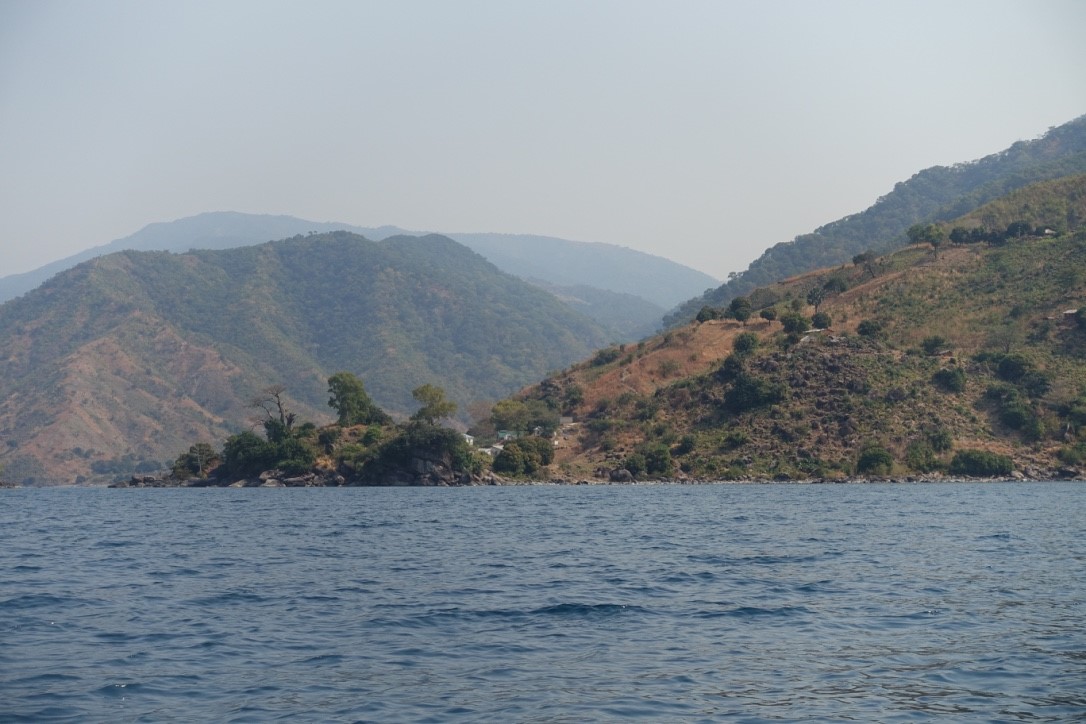 Tchalo helsesenter ligger ved bredden av Malawi sjøen, midt i bildet.