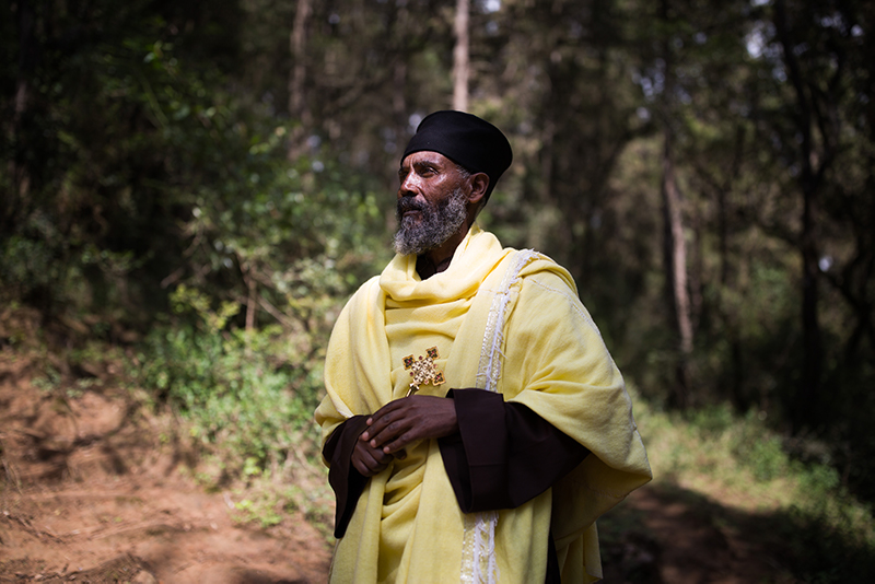 Prest og munk Abraham Mekonnen i Mengesha-kirkeskogen utenfor Addis Abeba lærer befolkningen viktigheten av å bevare skogene. Foto: Hilina Abebe.