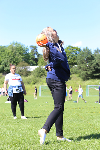 enate Jirgensone fra Sveio spiller urettferdig kanonball.   – Ikke så lett å spille med bare en arm, konkluderer hun.