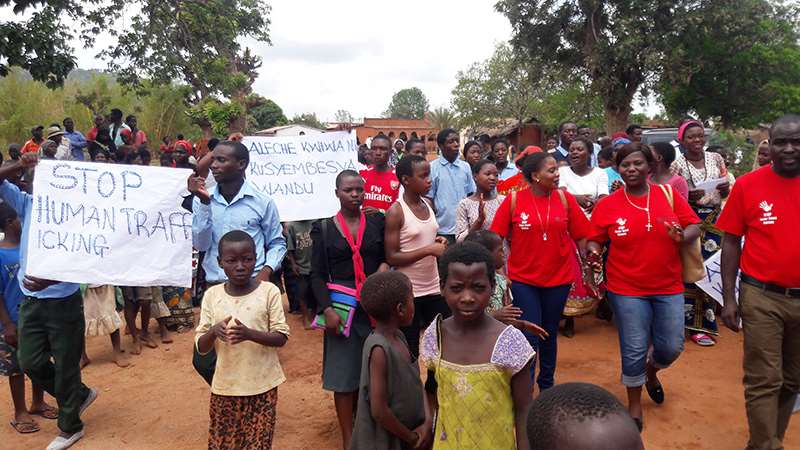 Folk aksjonerer mot menneskehandel i Malawi. Demonstrasjonen var en del av kampanjen «16 dager med aktivisme mot kjønnsbasert vold», som er en årviss affære i mange land.