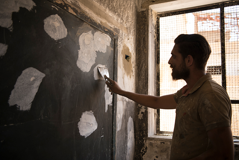 På en skole i Zabadani var en tavle ødelagt av kulehull. Her blir tavlen gjort klar til skolestart.