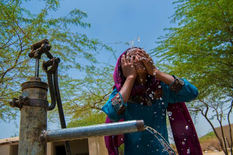 Hafisa (8) ved vannpumpen i landsbyen Qazi Rasool Bux Rajjar. Landsbyen har fått vann med midler fra TV-aksjonen.