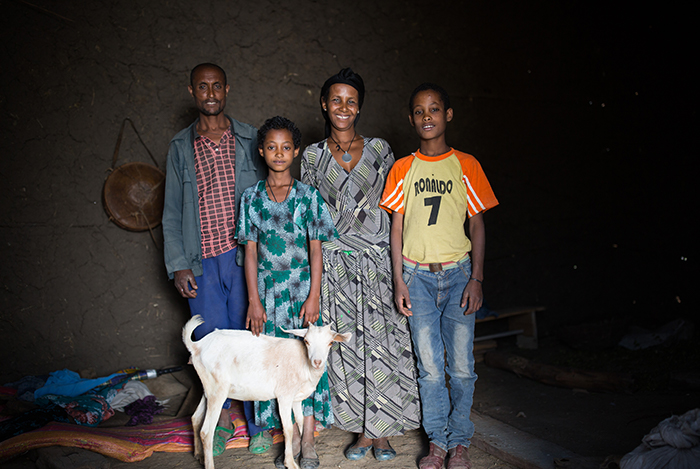 FAMILIEN ZEWDE: Zewdnesh (7) og Workneh (12) med foreldrene Birtukan (30) og Zewde (38) og den ene av de fem geitene de fikk utdelt av Kirkens Nødhjelp i november 2016. Foto: Hilina Abebe / Kirkens Nødhjelp.