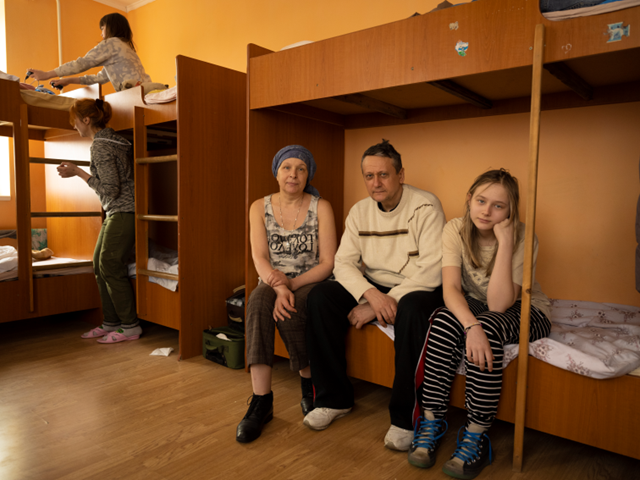 Larisa, Aleksei og Kristina har forlat hjemmet i Kharkiv og kjørt 20 timer til byen Berehove på grensen mellom Ukraina og Ungarn. Foto: Håvard Bjelland / Kirkens Nødhjelp
