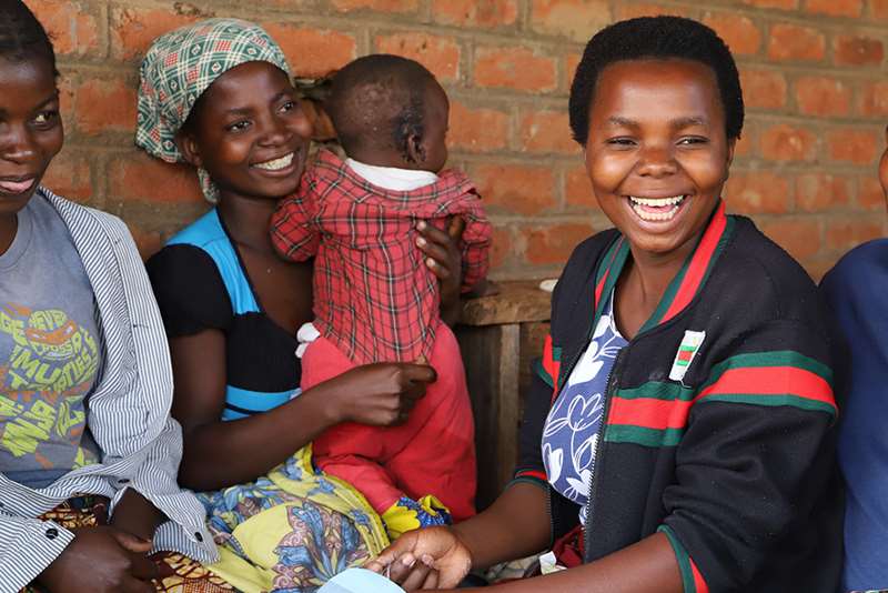 Yrkesopplæring og hjelp til å starte egne bedrifter kan være gode virkemidler i kampen mot kjønnsbasert vold. Chisomo Mizati har fått hjelp til å etablere et bakeri i landsbyen sin. FOTO: Håvard Hovdhaugen/Kirkens Nødhjelp 