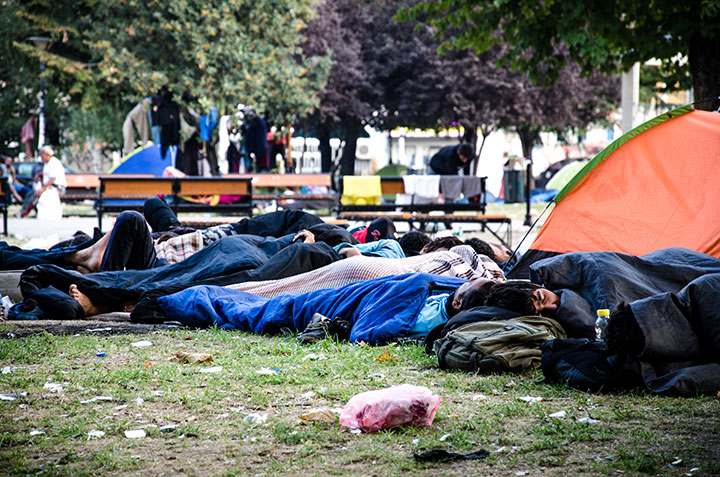 I Beograd har byens parker blitt tatt i bruk som midlertidige flyktningleire.