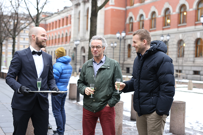Arne Næss-Holm i samtale med Rasmus Hansson (MDG) og Kjell-Ingolf Ropstad (KrF) under en klimaaksjon i 2016. Foto: Aina Johnsen Rønning / Kirkens Nødhjelp.
