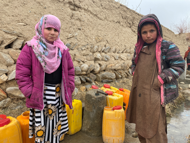 I løpet av 2022 vil 24 millioner afghanere oppleve akutt matusikkerhet. I Badakhshan-provinsen deler vi ut mat, rent vann, tepper og hygienepakker. Foto: Zahrah Nabi / Kirkens Nødhjelp.