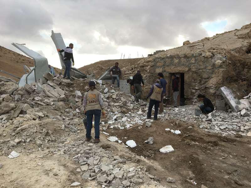 Sammen med en israelsk og en palestinsk fredsorganisasjon rydder vi i ruienene etter 3 hus som ble revet i landsbyen Maghayir Al Abeed