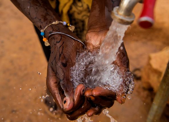 Seyifedin Ahmed drikker det vannet som er tilgjengelig i Kersa i East Haraghe, Etiopia. Foto: Håvard Bjelland/Kirkens Nødhjelp.