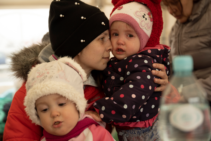 Mor og to barn på flukt i Ukraina rett etter at krigen startet.