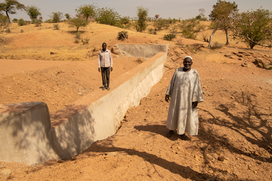 Klimaendringene er med på å skape konflikter om naturressurser, som denne elva her. I Treij utenfor Zalingei i Darfur har naboer gått sammen for å lage en demning slik at de kan fordele vannet mellom seg uten at det oppstår konflikter.