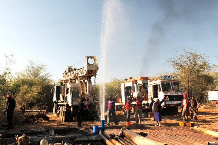 Together with our local contractor in Tanzania, Norwegian Chuch Aid is drilling wells. Photo:Lucian Muntean/Norwegian Church Aid