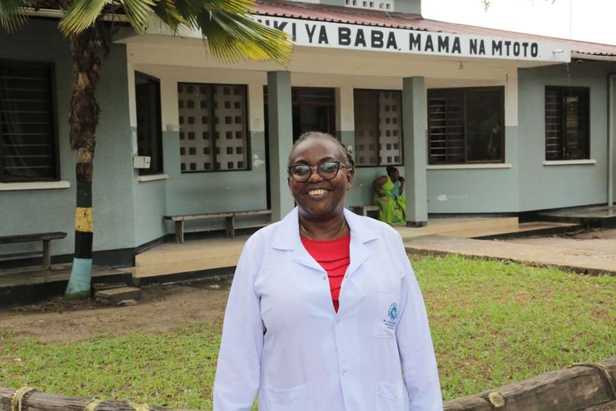 Lege Jane Manyahi, ved Cardinal Rugambwa Hospital i Dar Es Salaam i Tanzania. Foto: Kirkens Nødhjelp. 