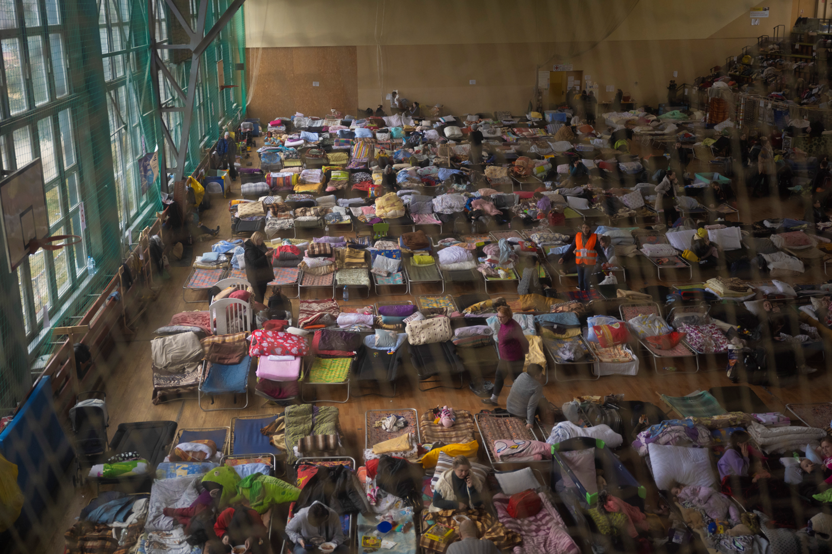 En sovesal med internt fordrevne flyktninger. 