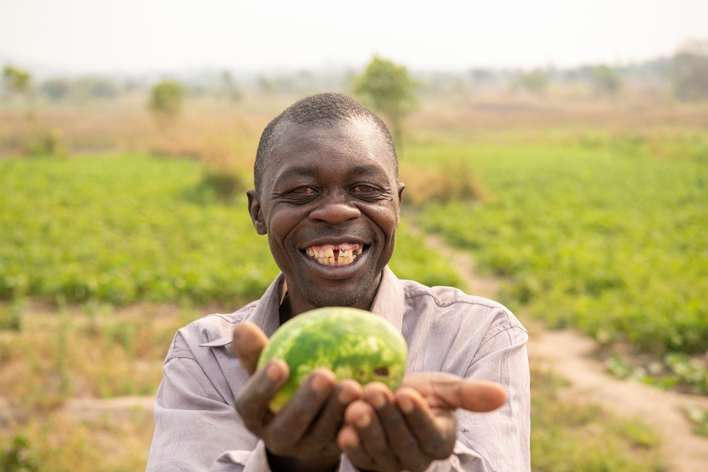 Owen, bonden i Tanzania som viser frem en melon