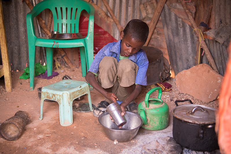 Som eldstemann på åtte år, hjelper Jama til hver eneste dag med huslige oppgaver som oppvask, matlaging og vannhenting. – Jeg hjelper til mye, men det må jeg jo. Alle må hjelpe til. 