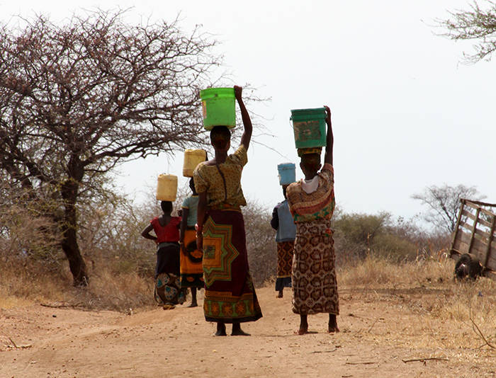 Hver dag bruker kvinner og jenter 200 millioner arbeidstimer på å hente vann. Dette er tid de kunne brukt på utdanning eller å tjene penger. En brønn der de bor vil forandre alt. 