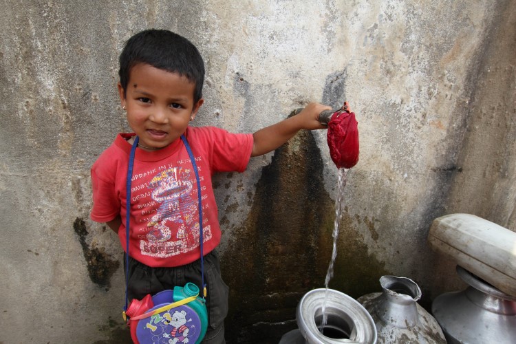 Gutt mottar rent vann i Nepal.jpg