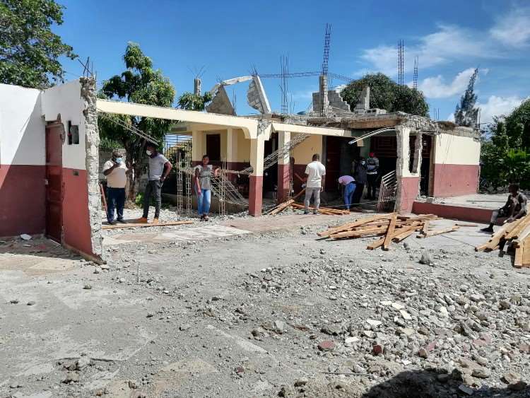 Skolen Ecole comunautaire de Jardin de Rosignole ligger i Camp-Perrin sør i Haiti. Skolen ble delvis ødelagt i jordskjelvet, og må nå rives fordi skadene bygget har fått kan gjøre at det vil rase sammen.Foto: Manfred Arlt / Kirkens Nødhjelp.