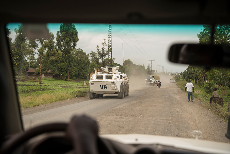 FN er tungt til stades i Aust-Kongo, noko som vekker blanda kjensler hos befolkninga. Mange meiner FN burde gjere meir for å stanse valden, men det har ikkje FN-soldatane mandat til.