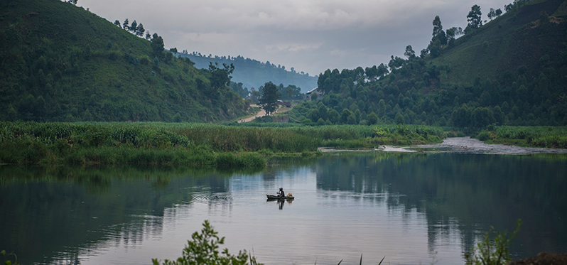 Det kan ofte sjå stille og fredfullt ut, men rett under overflata lurer valden i Kongo. Her frå Kivu-sjøen ein tidleg morgon. Regionen opplever akkurat no store flyktningstraumar på grunn av pågåande vald frå militante opprørsgrupper.