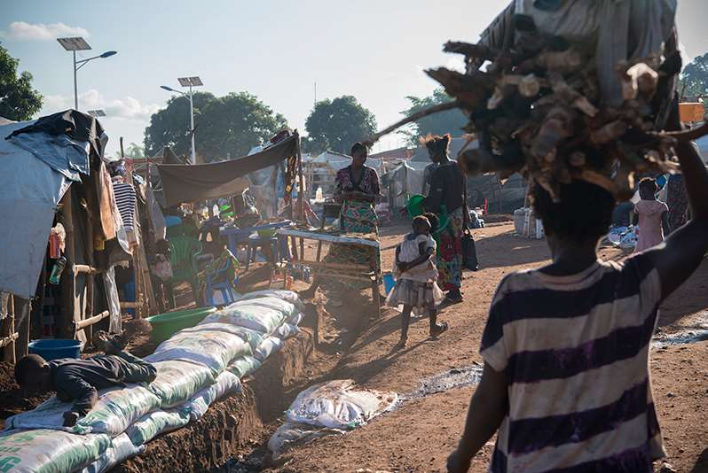 Yrande folkeliv i flyktningleiren Kakanda i Angola, nær grensa til Kongo. 4,8 millionar kongolesarar er på flukt, 500.000 har flykta til nabolanda. I Kongo får valden regjere, noko som går ut over dei svakaste. Foto: Håvard Bjelland / Kirkens Nødhjelp.