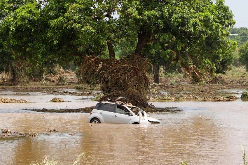 Malawi: Bil som står under vann etter den dødelige stormen Ana som traff Malawi i Januar 2022.