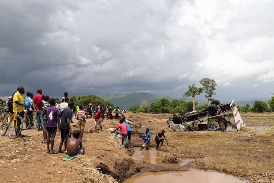Lastebilen som ligger på hodet vitner om de voldsomme kreftene som var i sving da stormen Ana traff Chikwawa-distriktet. Foto: Håvard Hovdhaugen / Kirkens Nødhjelp.