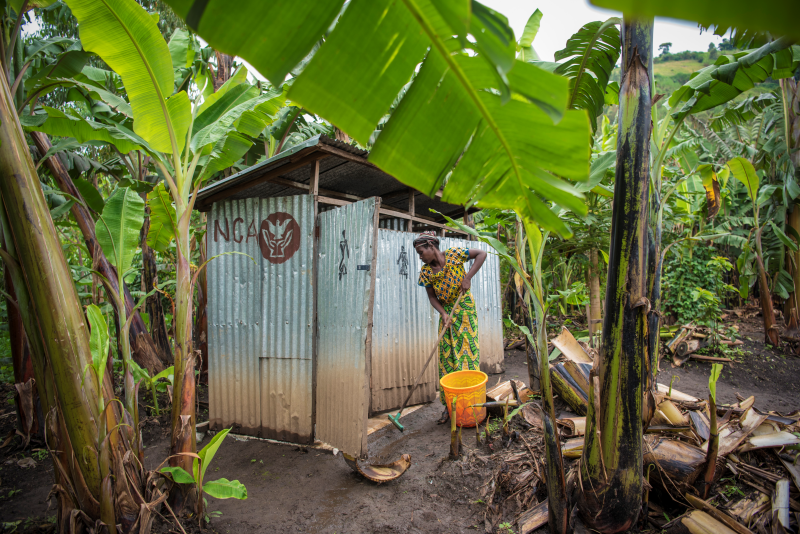 Vasking av et toalett i en flyktningleir i Moniva i Kongo 2018 Foto Håvard Bjelland Kirkens Nødhjelp.png