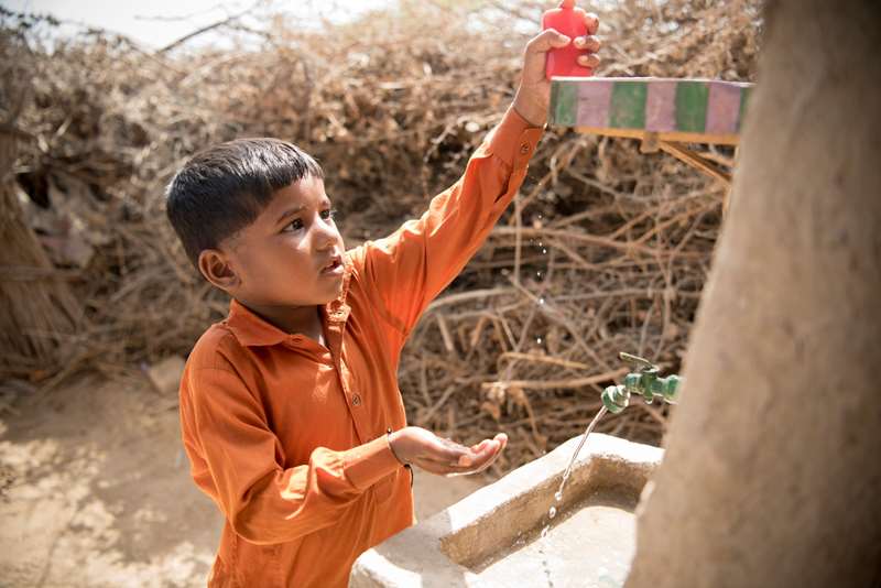Åtte år gamle Sukhiyo vasker seg i sin pakistanske landsby. Den har fått vann og hygieneopplæring finansiert med midler fra TV-aksjonen. Foto: Kirkens Nødhjelp / Håvard Bjelland. 