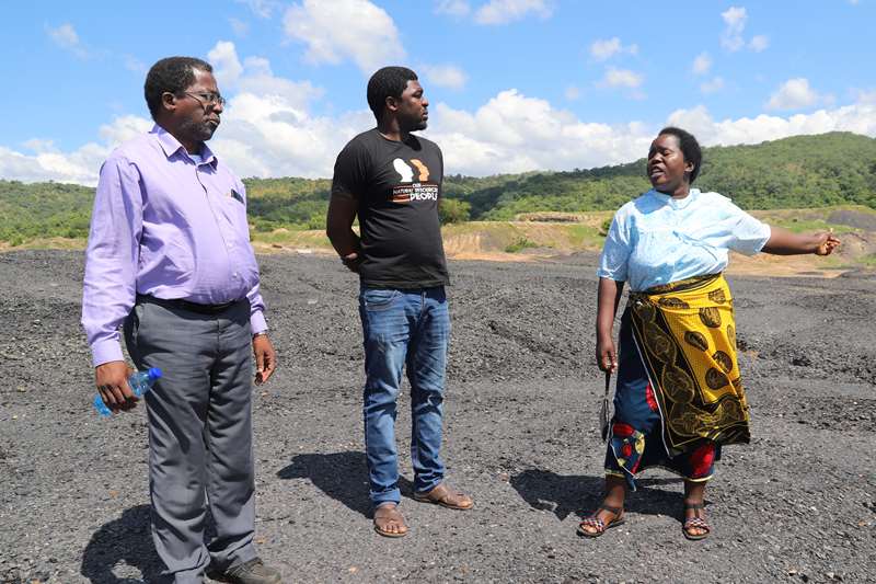 Kirkens Nødhjelps partner Francis Mkandawire (til venstre), møter lokalbefolkning nord i Malawi som har blitt dårlig behandlet av et internasjonalt kullgruveselskap.