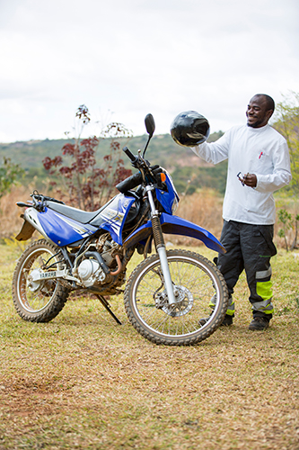 Vinjeru Mhango laster opp motorsykkelen med målebånd, medisiner og jordmorstetoskop. Han er klar for å bringe helse ut til folket. 