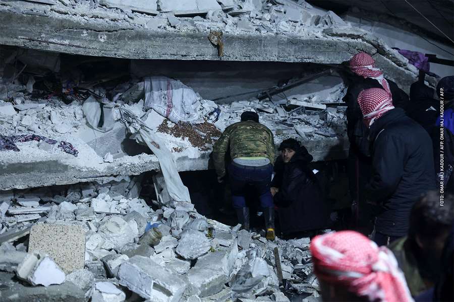 We can se people responding after the earthquake in Syria Photo by OMAR HAJ KADOUR / AFP.