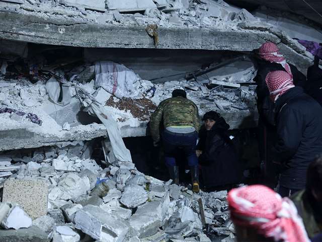 We can se people responding after the earthquake in Syria Photo by OMAR HAJ KADOUR / AFP.