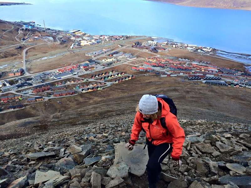 Kari Veiteberg går overalt. Hun sier selv at hun elsker å gå, her høyt over Longyearbyen. 