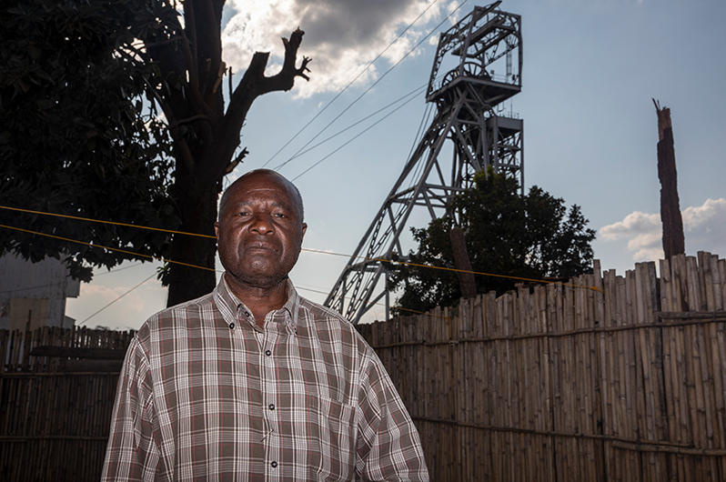 Damon Kachusha og familien lever med støyen fra gruvesjakten 24 timer i døgnet. – Vi kan ikke leve slik, sier han oppgitt. 