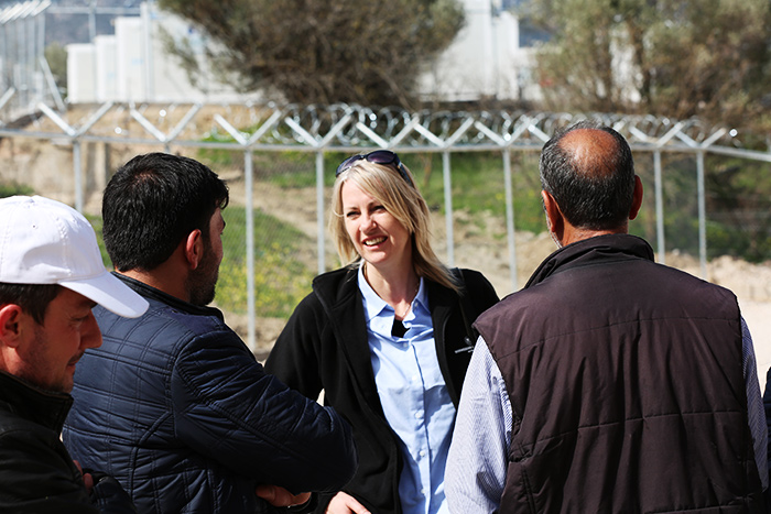 Elisabeth Mustorp, Humanitær Rådgiver i Kirkens Nødhjelp, i møte med flyktninger i Hellas.