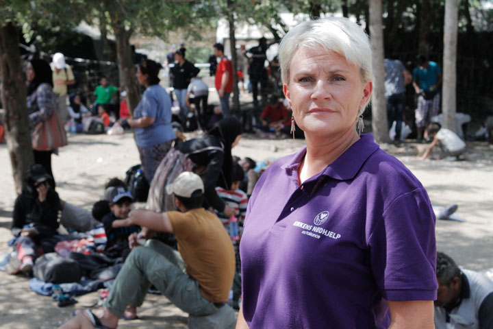 Generalsekretær Anne-Marie Helland under et besøk i en flyktningleir i Serbia.