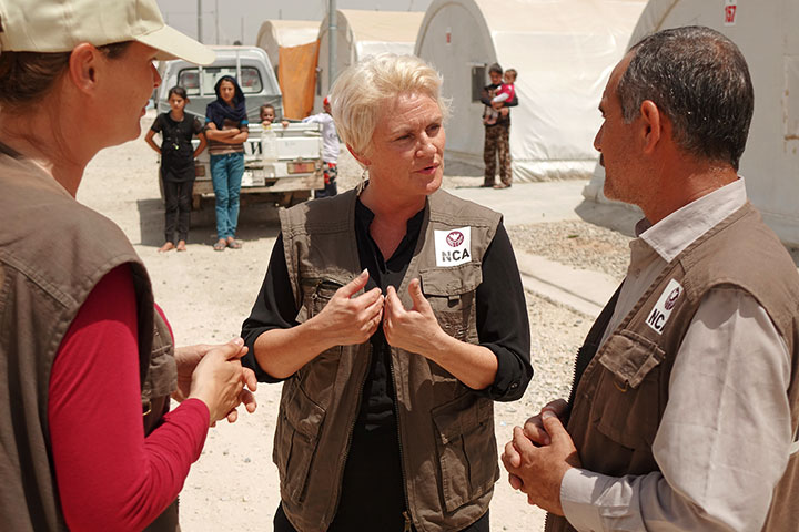 Anne-Marie Helland i en flyktningleir Kirkens Nødhjelp driver i Nord-Irak.