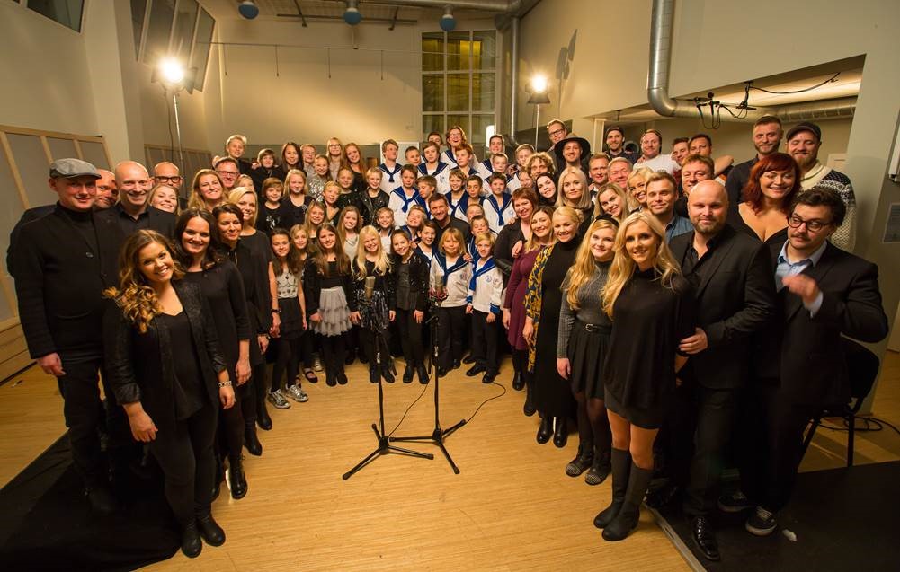 En samling av artistene som har vært med på sangdugnaden. Foto:Tor Lindseth