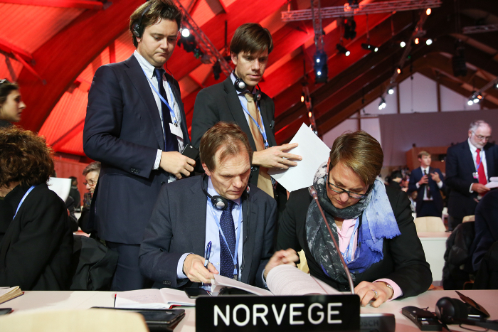 Under klimatoppmøtet i Paris var den norske delegasjonen med på å signere Paris-avtalen. Foto:IISD