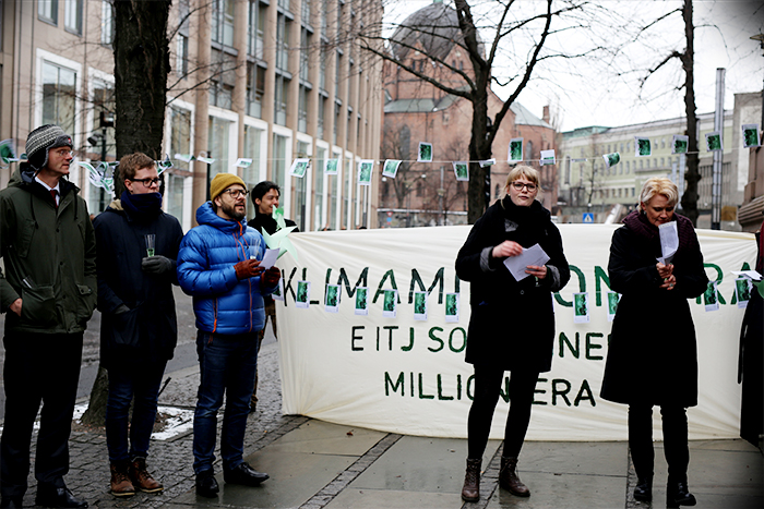 Kirkens Nødhjelp og Changemaker aksjonerte tidligere i vår for mer grønne investeringer gjennom SPU. Foto: Aina Johnsen Rønning / Kirkens Nødhjelp.