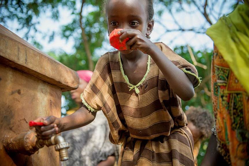 En jente slukker tørsten i Etiopia. Foto: Håvard Bjelland/Kirkens Nødhjelp