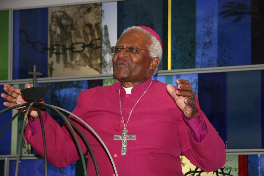 Desmond Tutu i kapellet i Kirkens Nødhjelps lokaler i Oslo i 2008