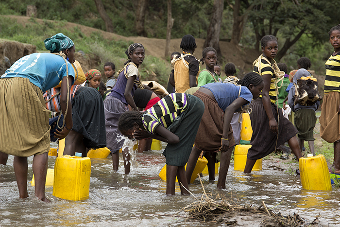 Innbyggerne i Derashe i sør-Etiopia er vant til å gå langt for å hente vann til sine daglige gjøremål. Vannet i Gatto-elven er skittent, og sykdommer er vanlige, men for mange er dette den eneste vannkilden som er tilgjengelig. Foto: Laurie MacGregor/Kirkens Nødhjelp