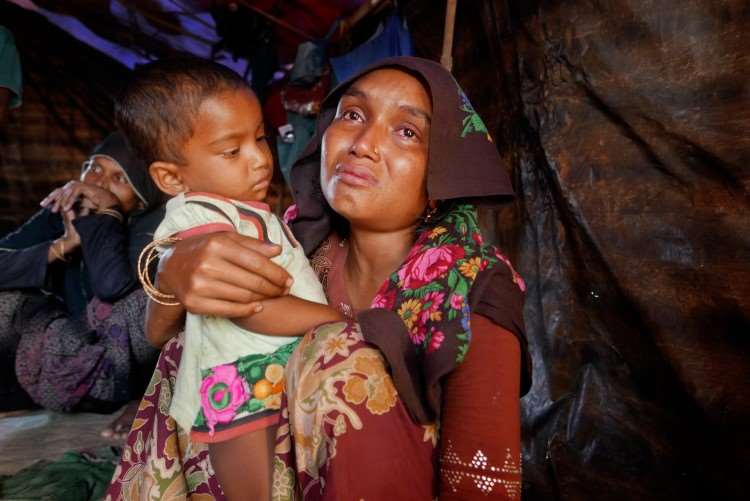 En kvinne som holder en ung jente i Bangladesh