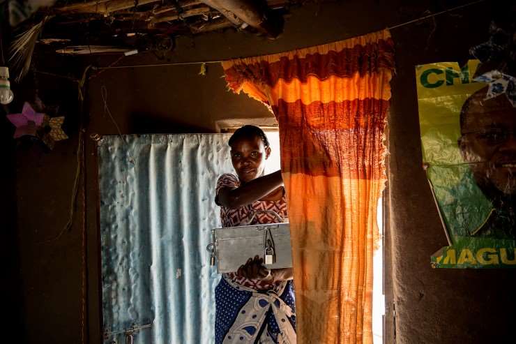 En kvinne som holder en eske med hengelås på i Øst-Afrika