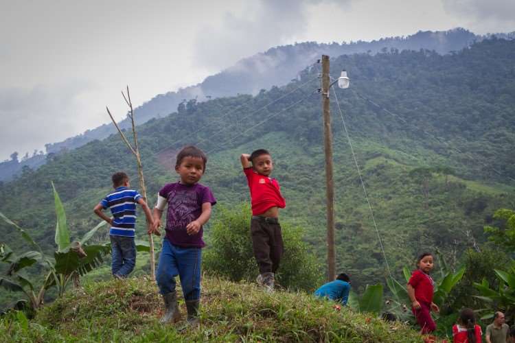 Noen barn som befinner seg i fjellene i Guatemala