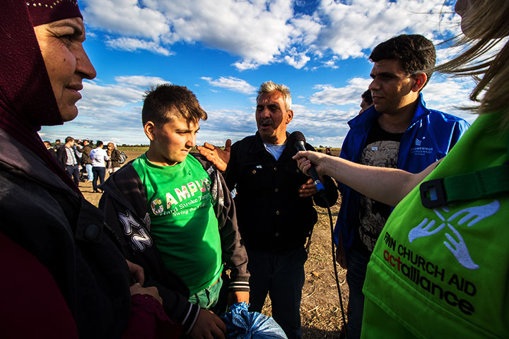 På grensen mellom Serbia og Ungarn møter Internasjonale Kirkens Nødhjelp Ahmed Shaiah og familien hans.